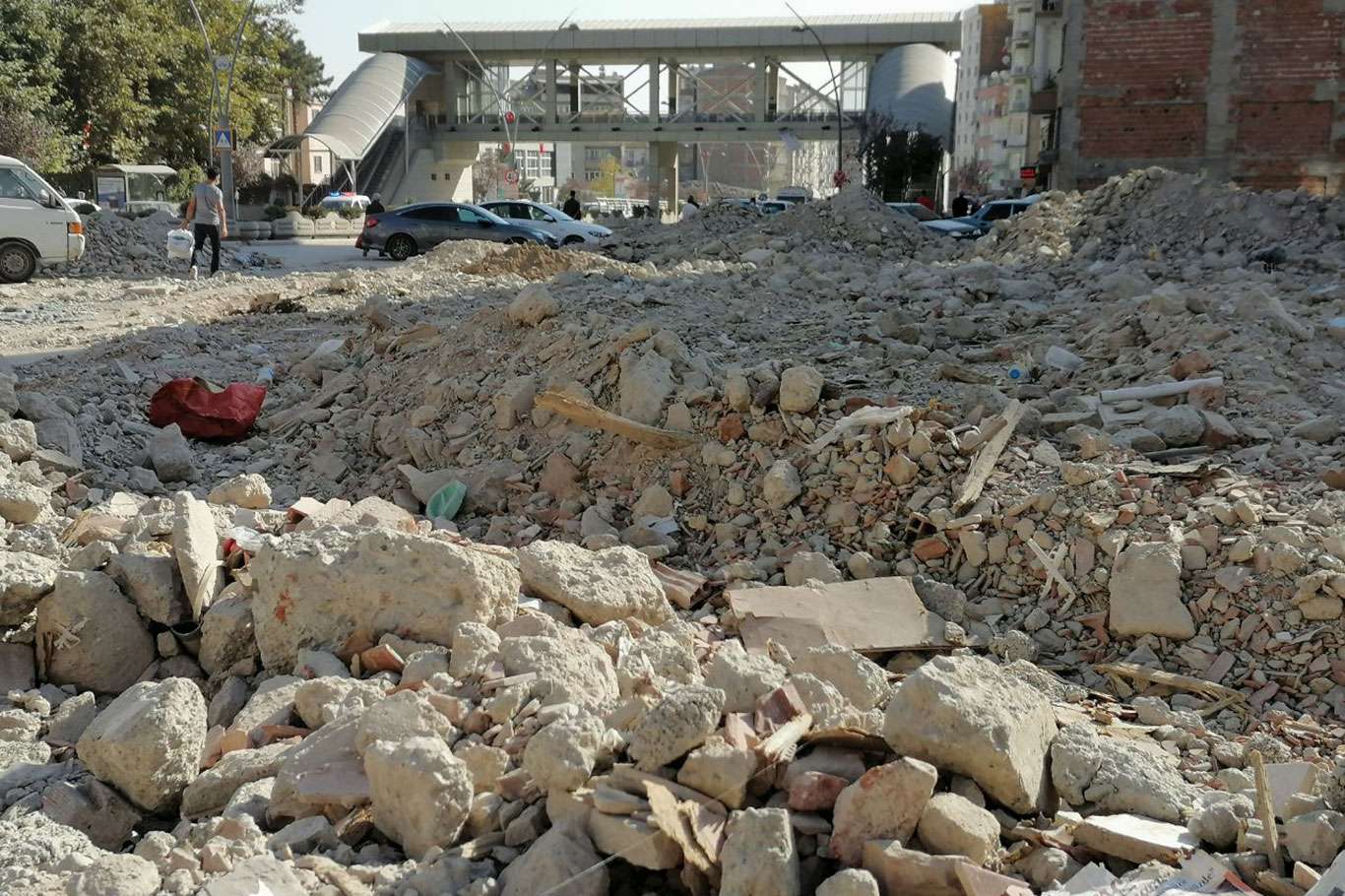 Elâzığ'da ağır hasarlı binada çıkan yangın söndürüldü
